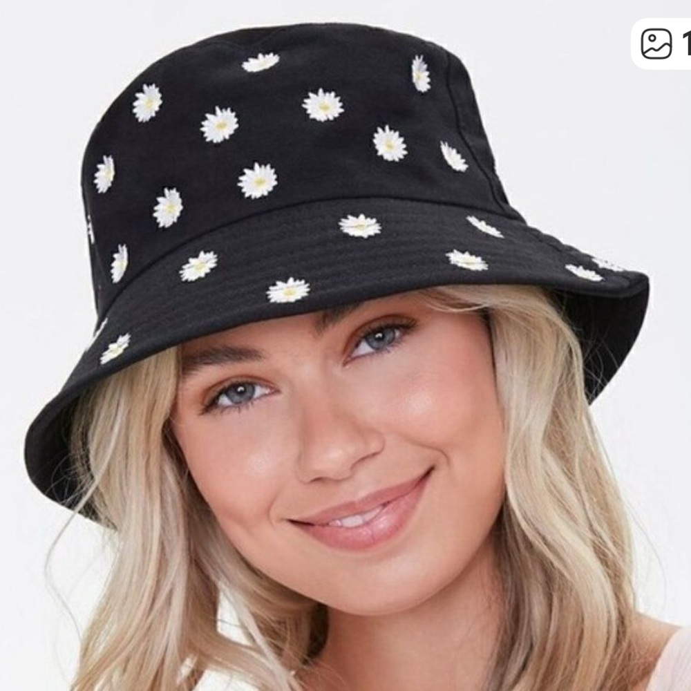 NWOT Alice and Olivia Reversible Bucket Hat Black Daisy, white